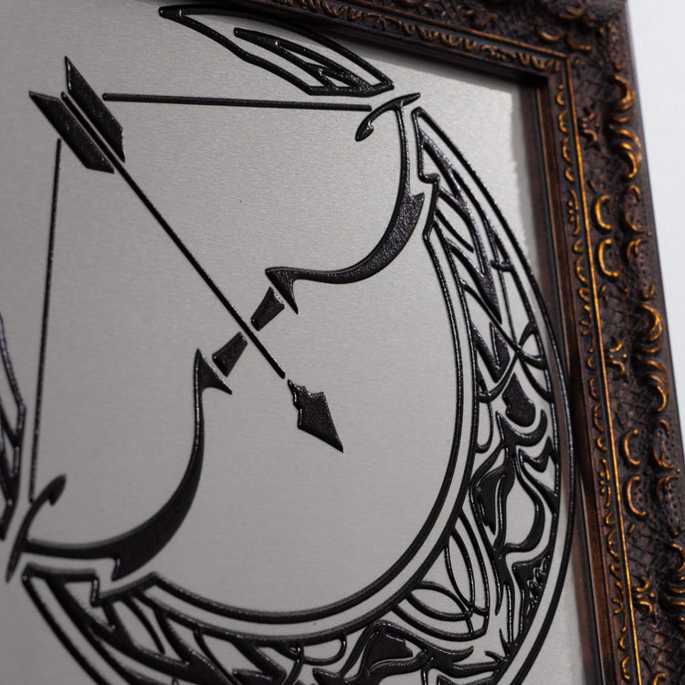 アニメ10周年記念メタルキャンバスアート - アルテミス・ファミリアエンブレム