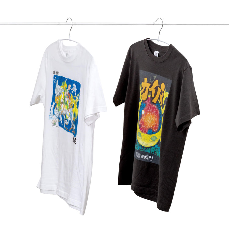 左：スケッチデザインTシャツ<br>右：キービジュアルTシャツ